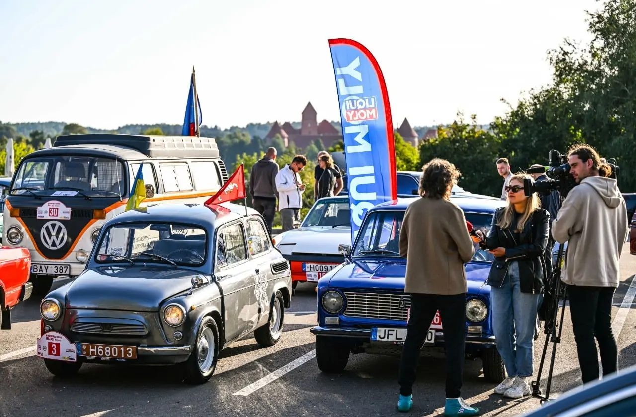 Istorinių automobilių kolonoje – ir princo Čarlzo bei dainininko Stingo mėgstamiausias automobilis