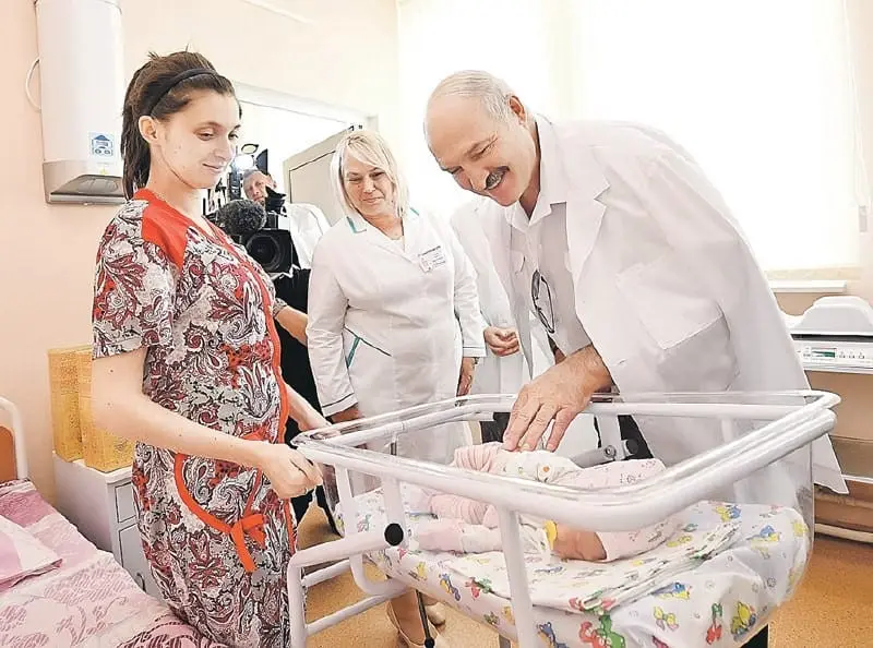 Baltarusija planuoja bausti skatinančius neturėti vaikų