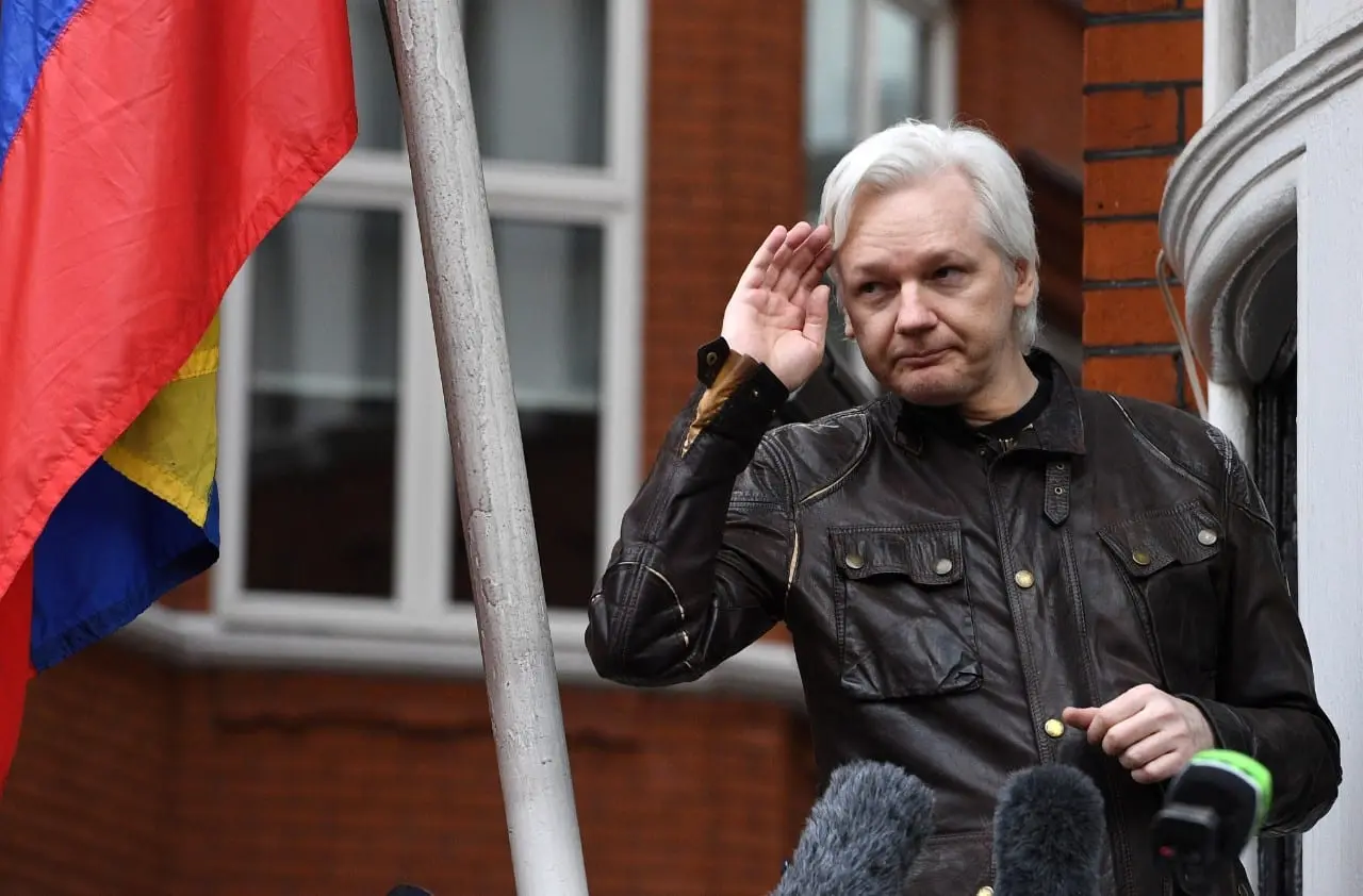 „WikiLeaks“ įkūrėjo J. Assange'o skrydį bitkoinais apmokėjo anonimas