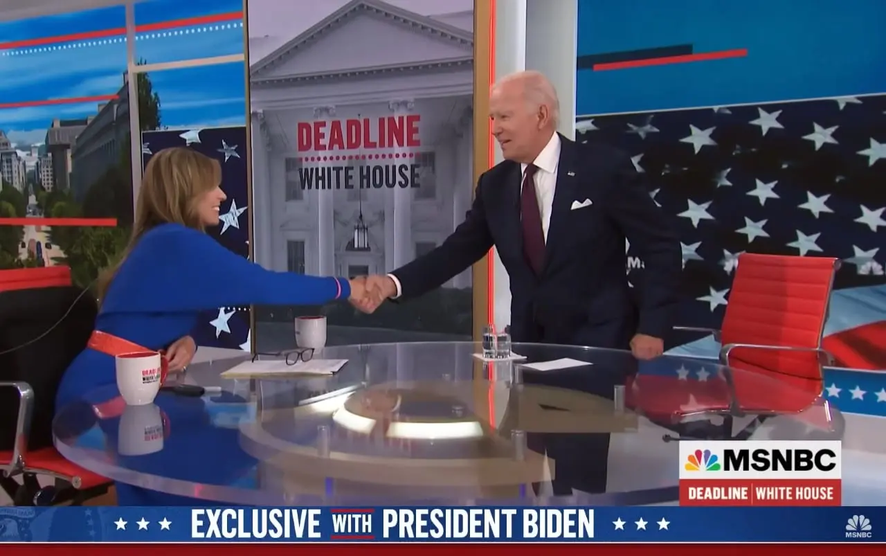 J. Bidenas atsistojo ir išėjo iš televizijos laidos tebevykstant tiesioginei transliacijai