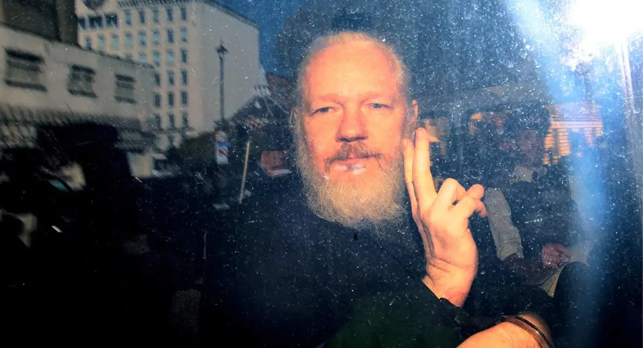„WikiLeaks“ paskelbė, kad Julianas Assange‘as paleistas iš Didžiosios Britanijos kalėjimo