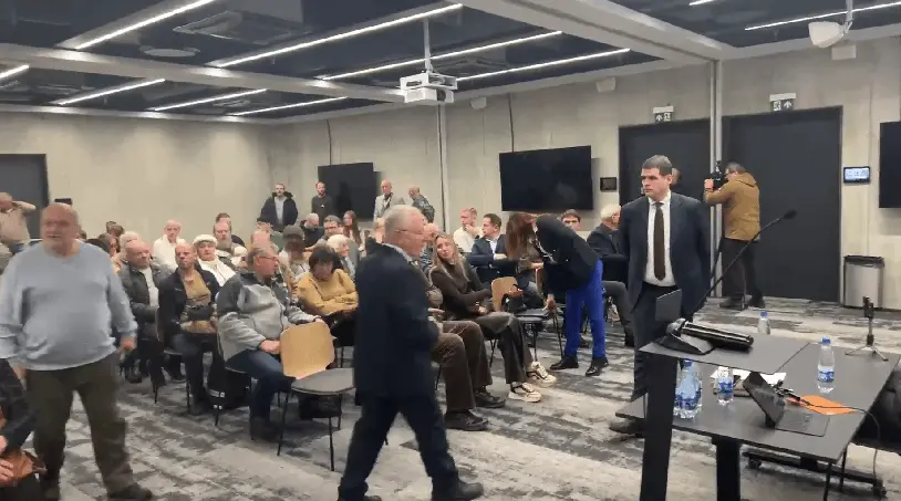 R. Žemaitaitis atvyko į susitikimą su kauniečiais: nepilnamečiai įleisti nebuvo