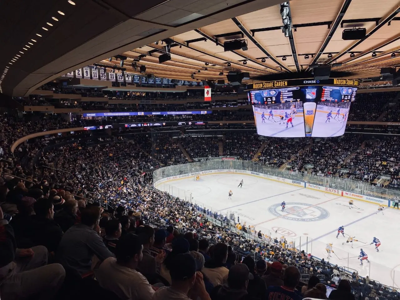Atsisakęs dėvėti marškinėlius su LGBTQ vėliava, NHL žaidėjas sulaukė raginimų vykti į karą