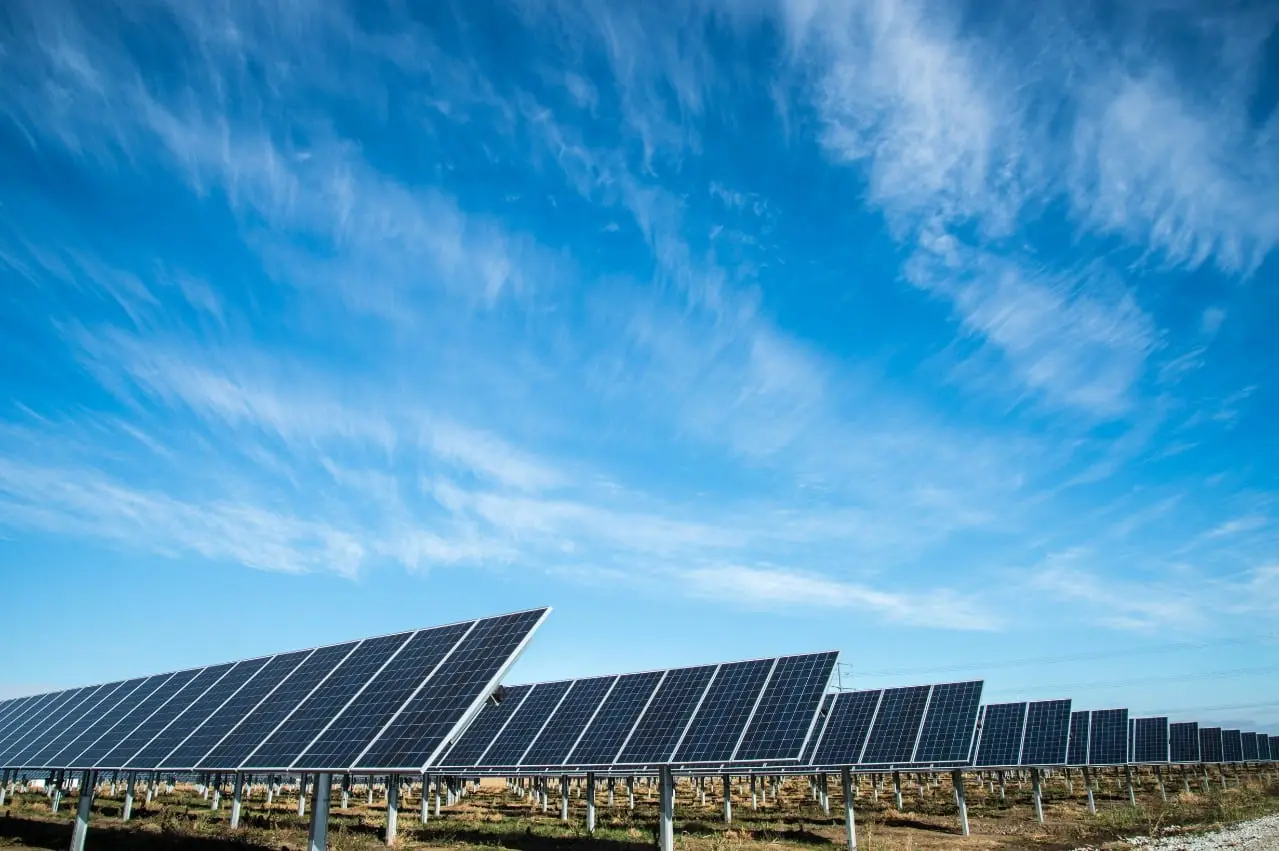 Saulės elektrines ant stogų įsirengę įtūžo: ESO žulikauja!