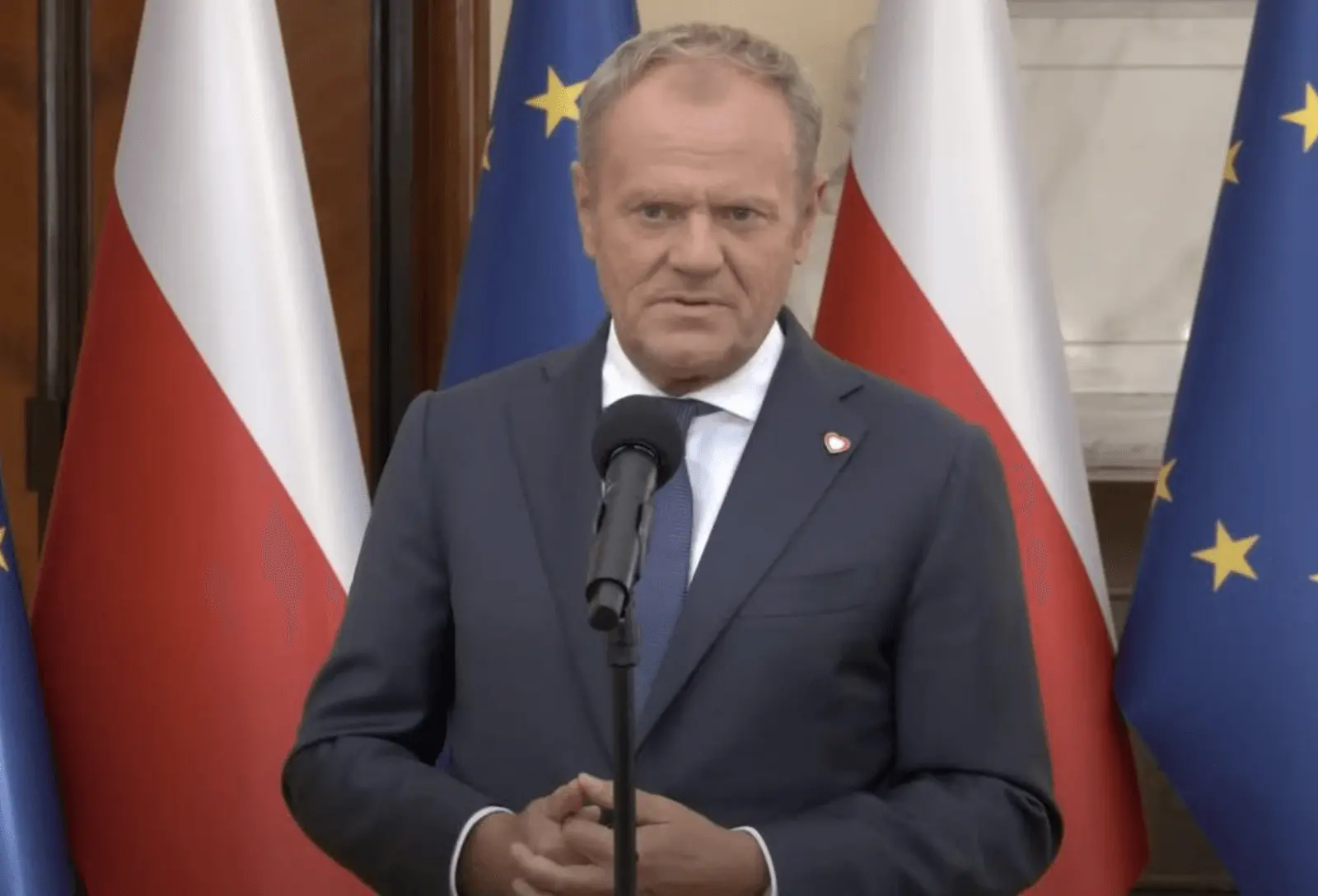 Lenkija imasi griežtų priemonių: planuoja mažinti PVM ir akcizą degalams, ribos kuro kainas