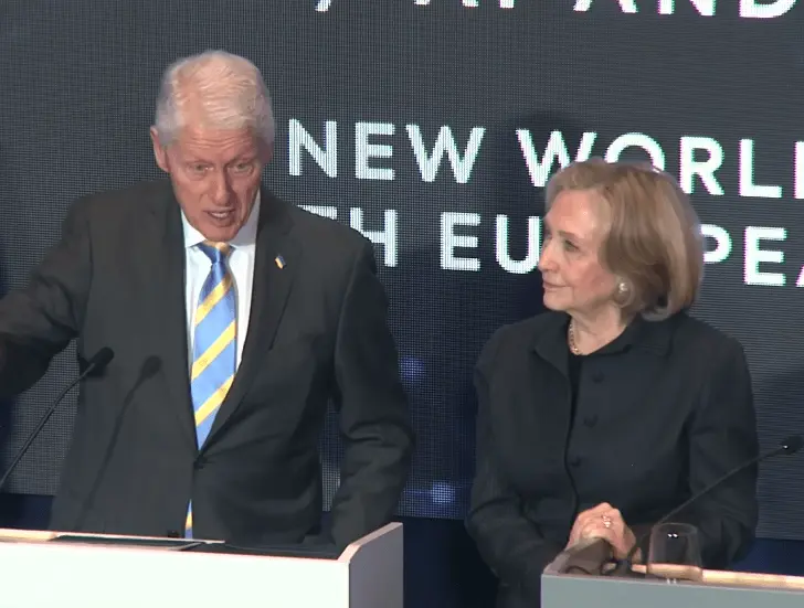 JAV Atstovų Rūmai svarsto Clintonus apkaltinti nepagarba Kongresui
