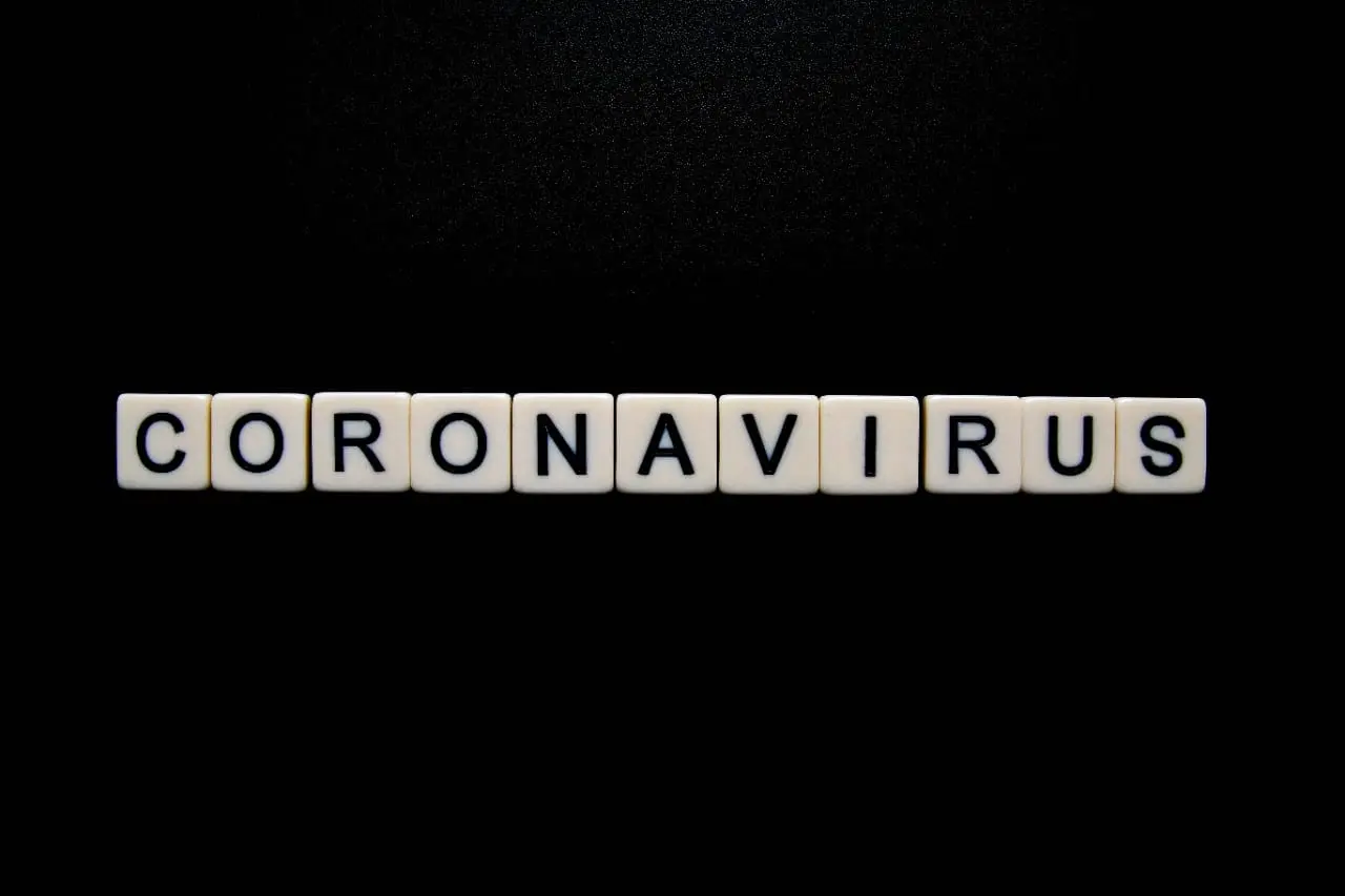 A. Fauci naudojosi savo pareigomis cenzūruojant COVID-19 informaciją