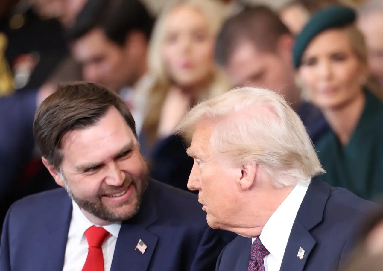 Pro-ukrainietiški protestuotojai išgąsdino J. D. Vance trejų metų dukrą