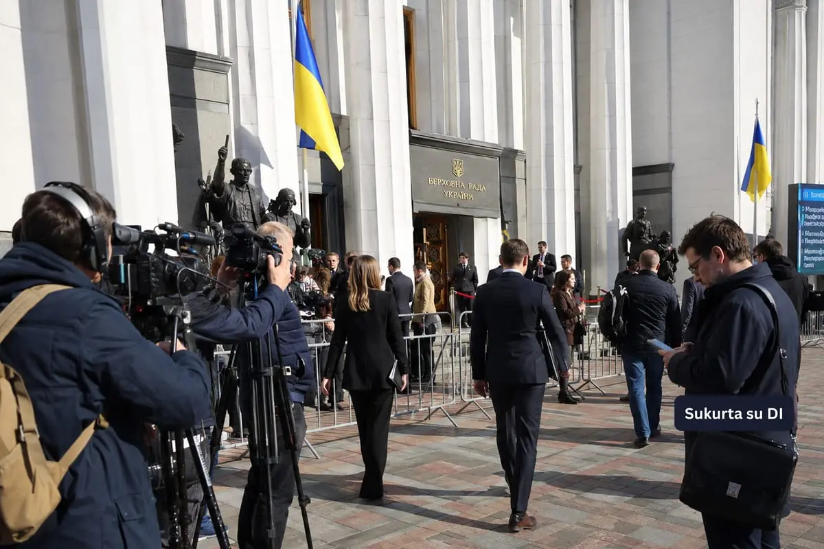 Ukrainos parlamentas grįžta į darbą be nuolatinių gynybos ir užsienio reikalų ministrų – politinė krizė Kyjive neužgeso