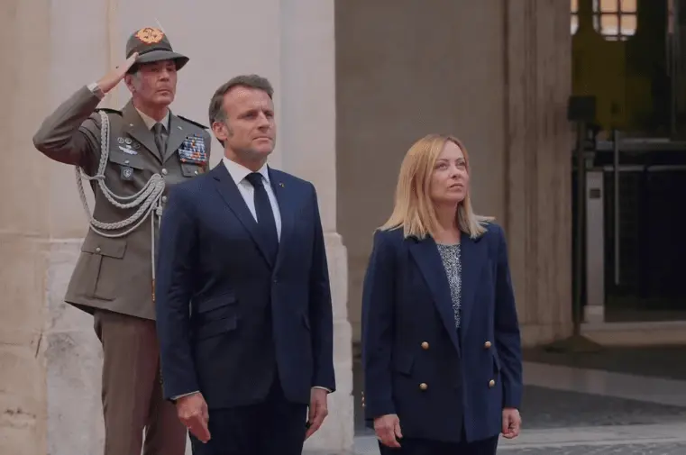 G. Meloni ir E. Macronas siekia susitaikyti per derybas Romoje