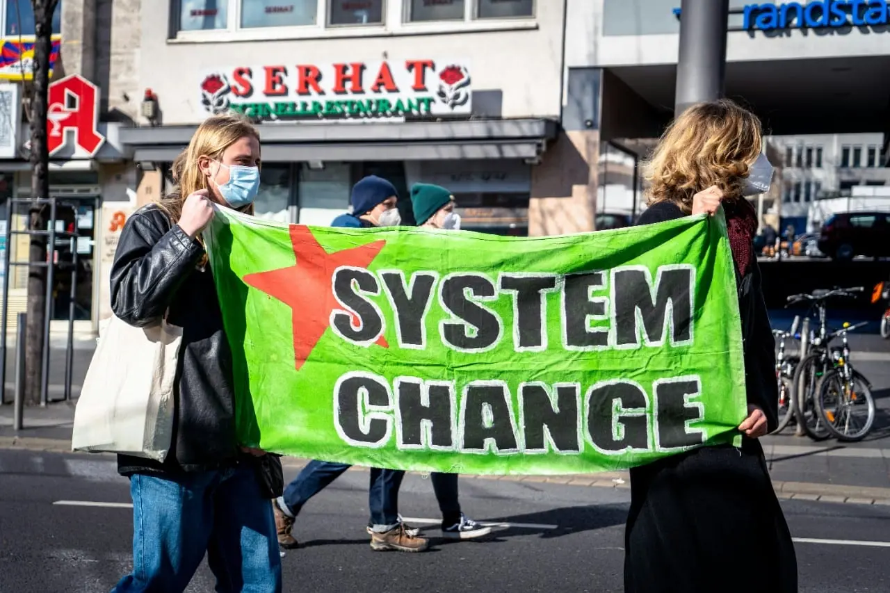 Klimato atšilimo apologetai: privalėsime įsirenginėti saulės elektrines, atsisakyti bet kokių dujų