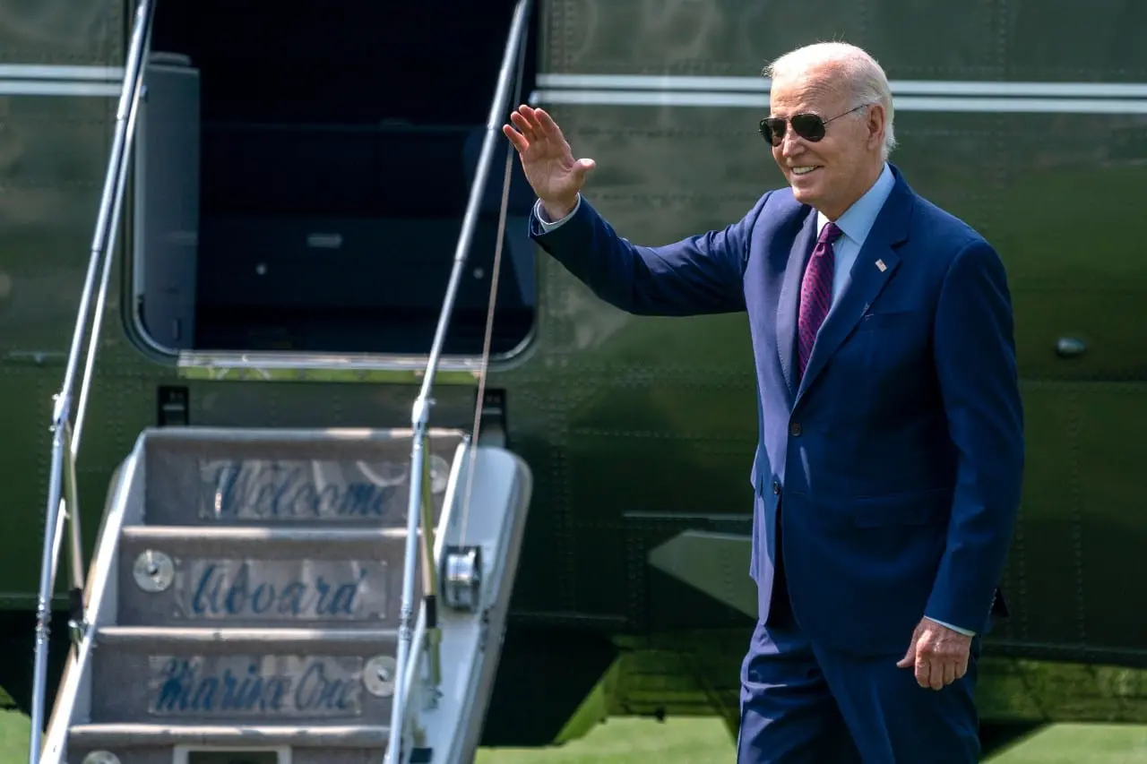 J. Bideną Havajuose minia pasitiko rodant vidurinius pirštus ir skanduotėmis „Velniop Bideną“