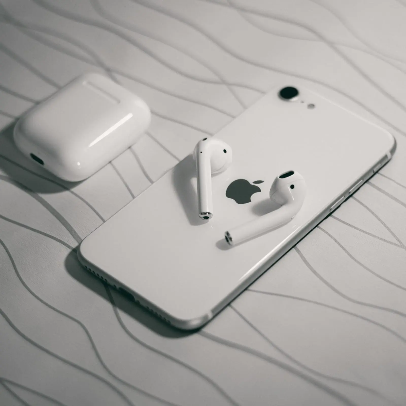 „Apple“ tyčia ar netyčia nutekino bendrovės paslaptis: planai dėl iPhone, iPad ir kitų įrenginių
