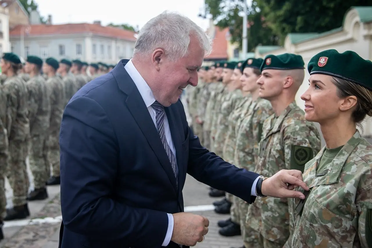Į kariuomenę siūlo šaukti ir moteris