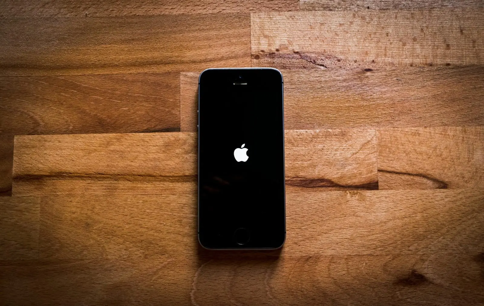 ES vėl skiria baudas bendrovėms „Apple“ ir „Meta“ už skaitmeninės konkurencijos taisyklių pažeidimus