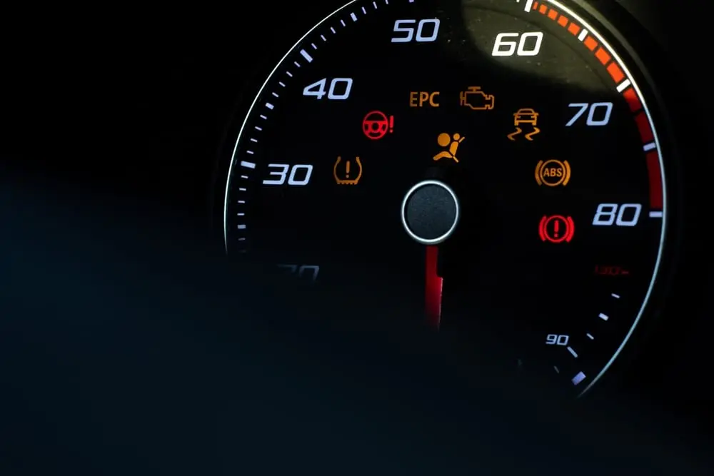 Kalėdinė girlianda automobilio prietaisų skydelyje: kurių signalų ignoruoti nevalia?