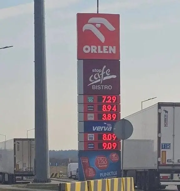 Nuo šiandien Lenkijoje įsigaliojo kuro kainų lubos: kiek kainuoja benzinas ir dyzelinas?