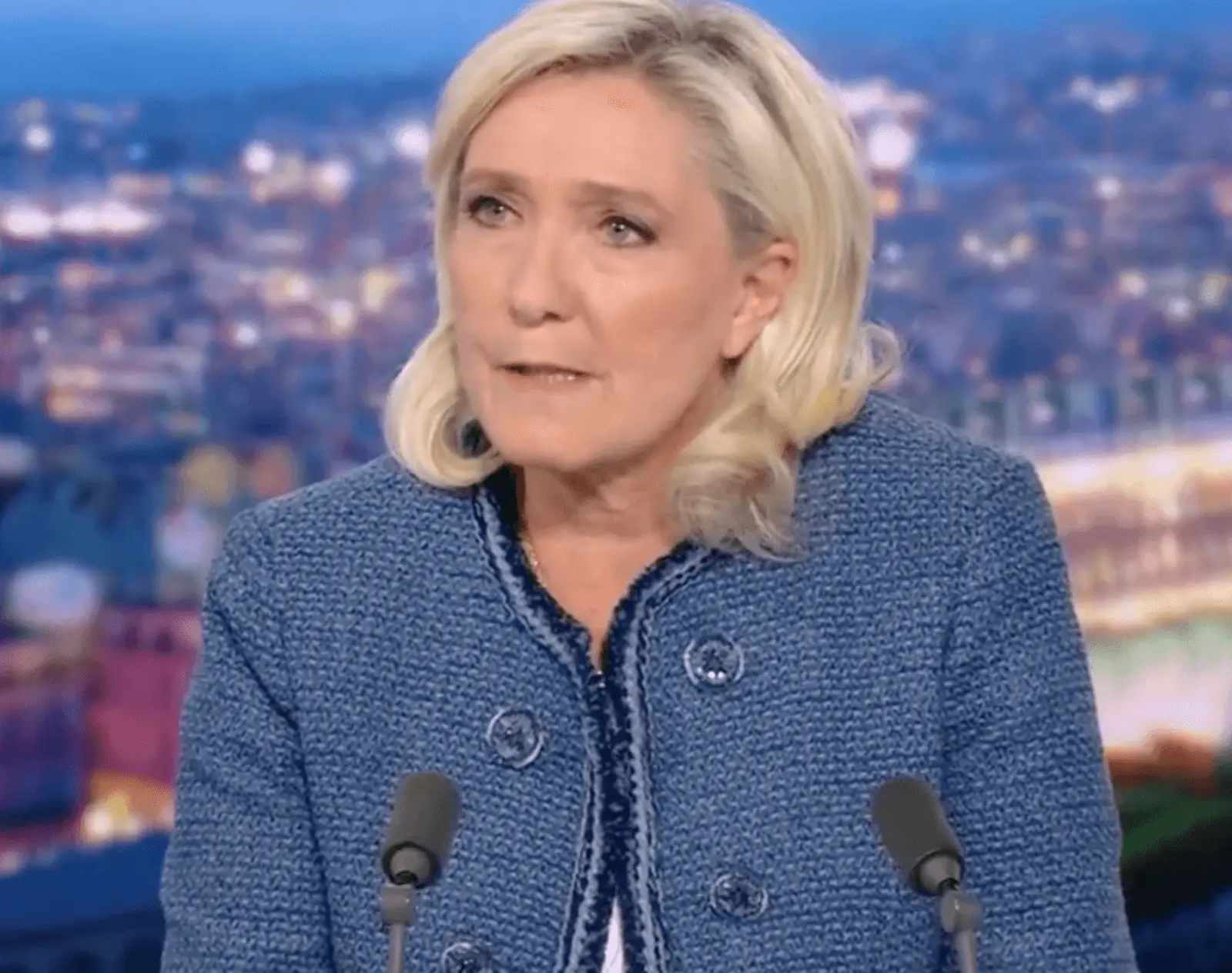 M. Le Pen teigia nedalyvausianti prezidento rinkimuose, jei teismas lieps nešioti apykoję
