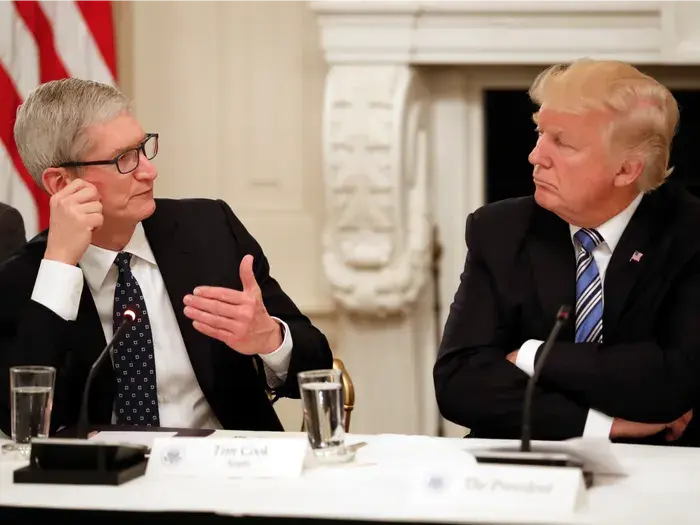 D. Trumpas teigia, kad ne JAV pagamintiems „iPhone“ bus taikomas 25 % tarifas