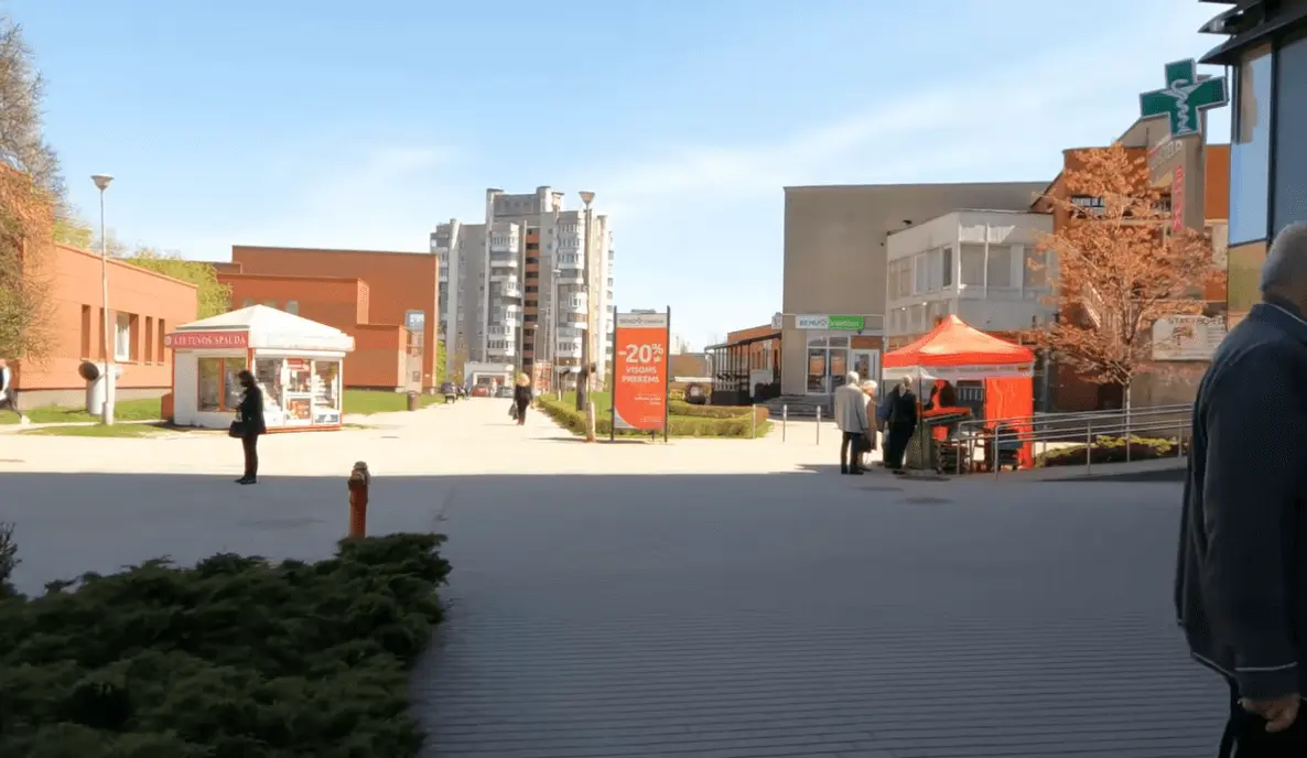 Šeškinės aikštė su naujais suoliukais ir laiptais, o už kelių žingsnių – įtrūkę takai ir nykūs vaizdai