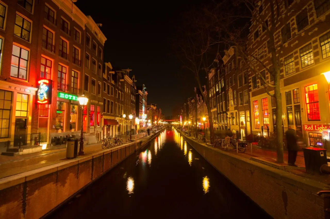 Amsterdamas jau persisotino kanapėmis: uždraus jas Raudonųjų žibintų kvartale