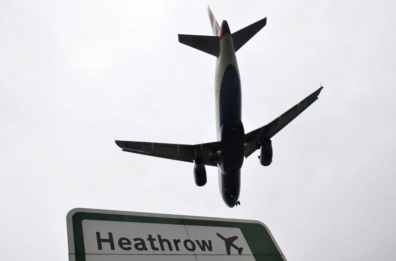 Heathrow oro uosto uždarymas: kas šiuo metu žinoma apie chaosą sukėlusį gaisrą?