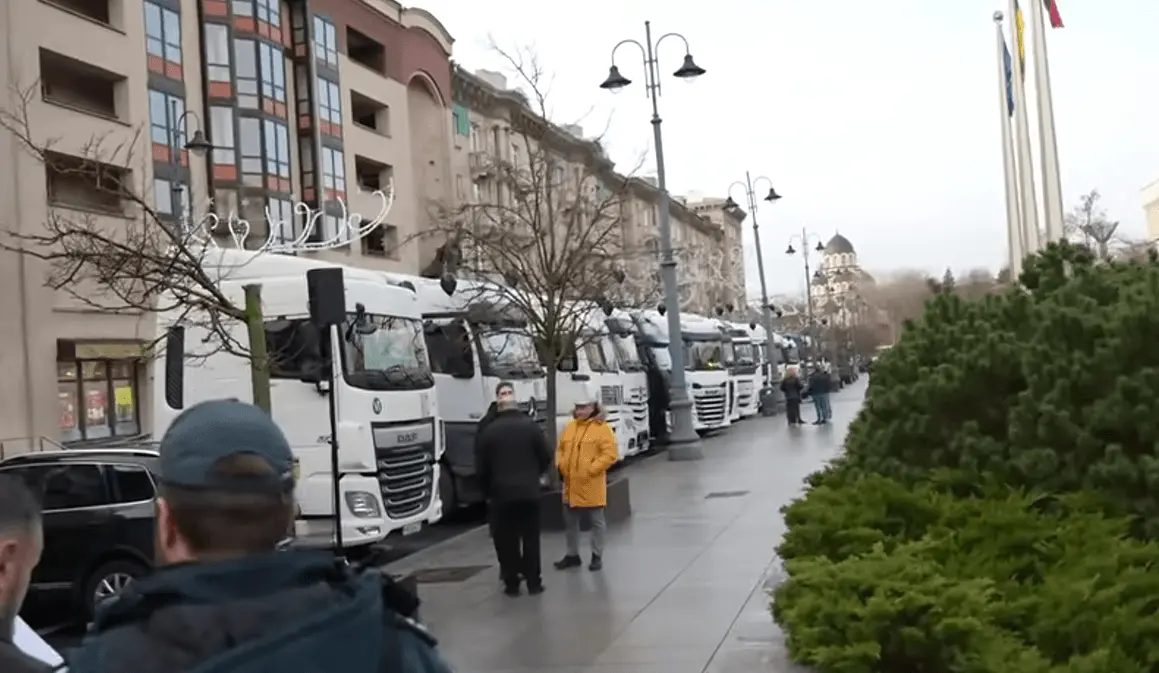 Transporto sektorius braška per siūles: vežėjai šaukiasi pagalbos, Vyriausybė siunčia šaltą dušą