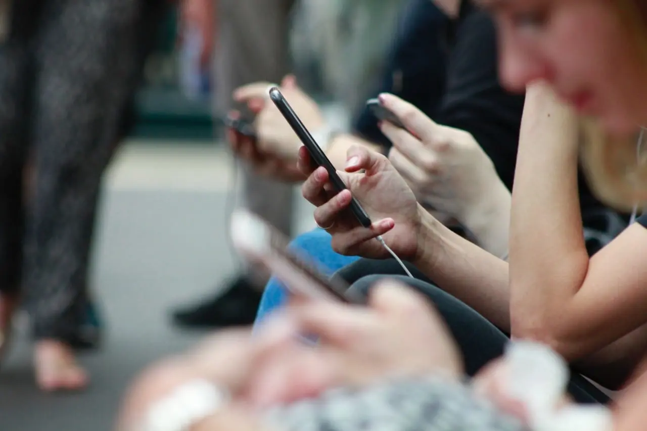 Mobilaus telefono negalima laikyti arti galvos?