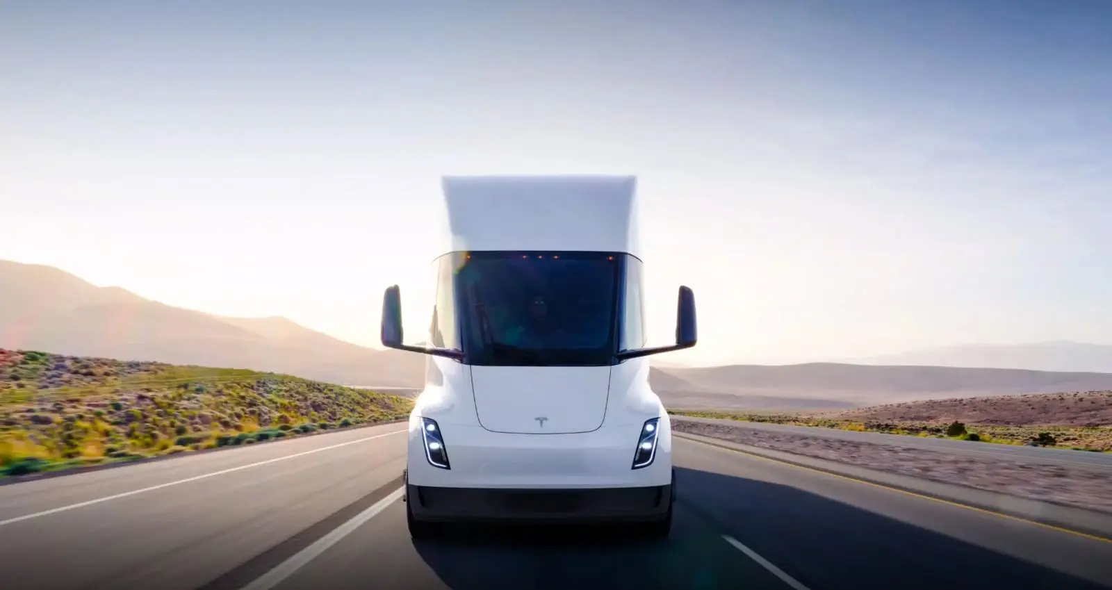 Į gatves jau išrieda elektra varomi „Tesla“ sunkvežimiai