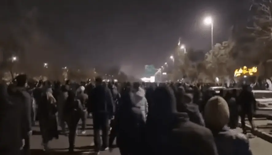 Teherane ir kituose Irano miestuose įsisiautėjo protestai prieš vyriausybę: valdžia atjungė internetą