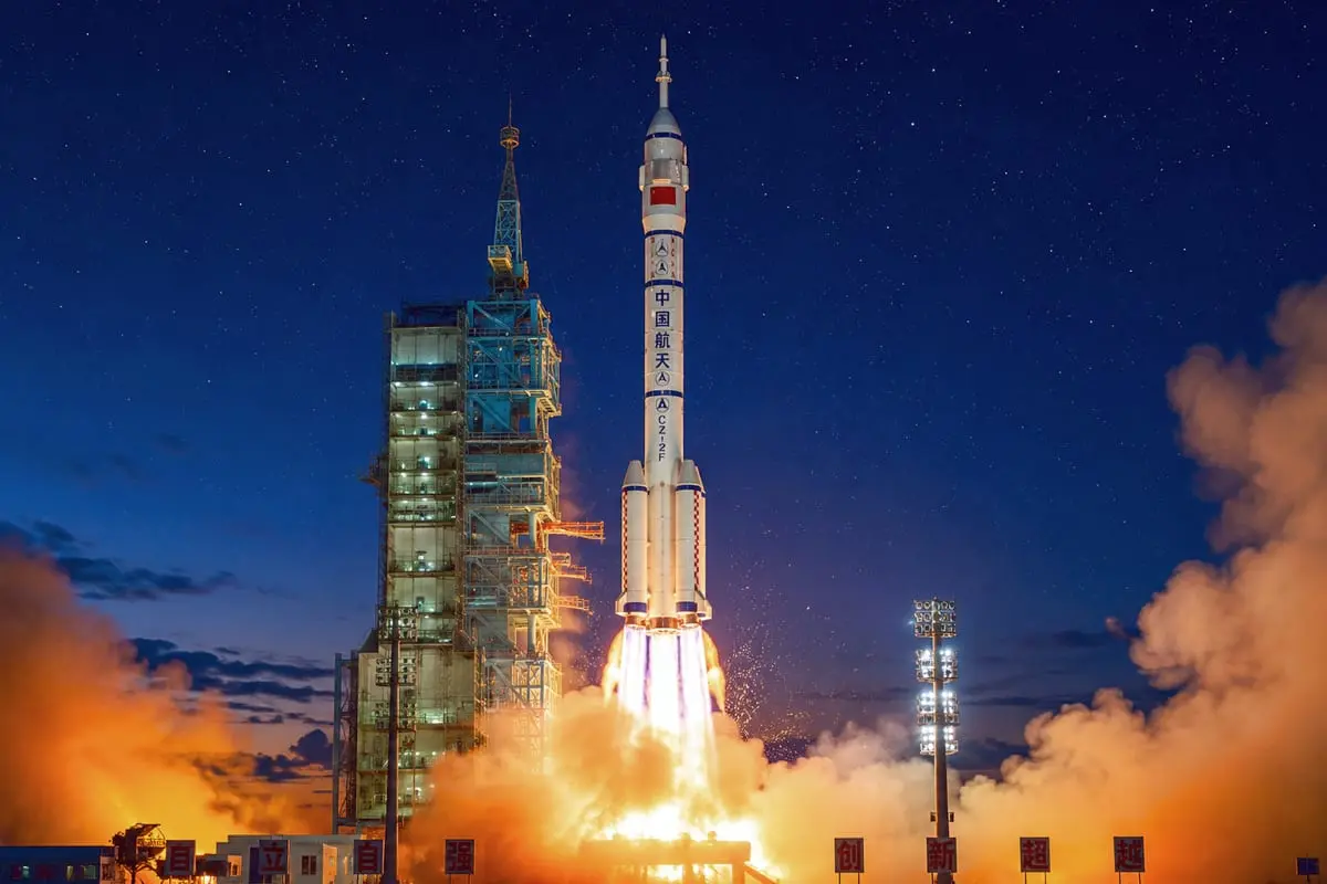 Kinija į orbitą pasiuntė „Shenzhou-23“: pirmoji astronautė iš Honkongo ir metų trukmės skrydis kosmose
