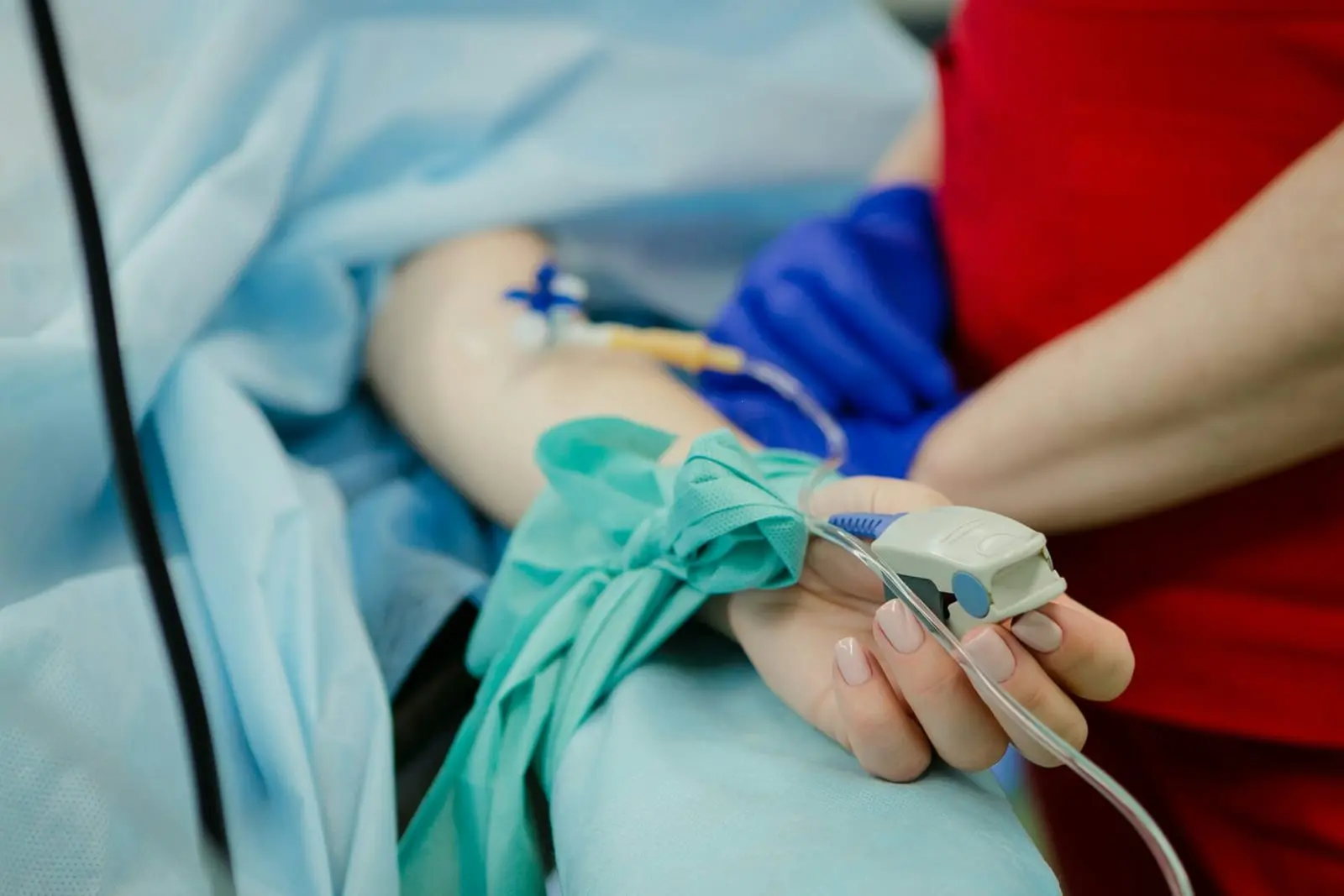 „AstraZeneca“ pripažįsta, kad jos COVID-19 vakcina gali sukelti trombozę