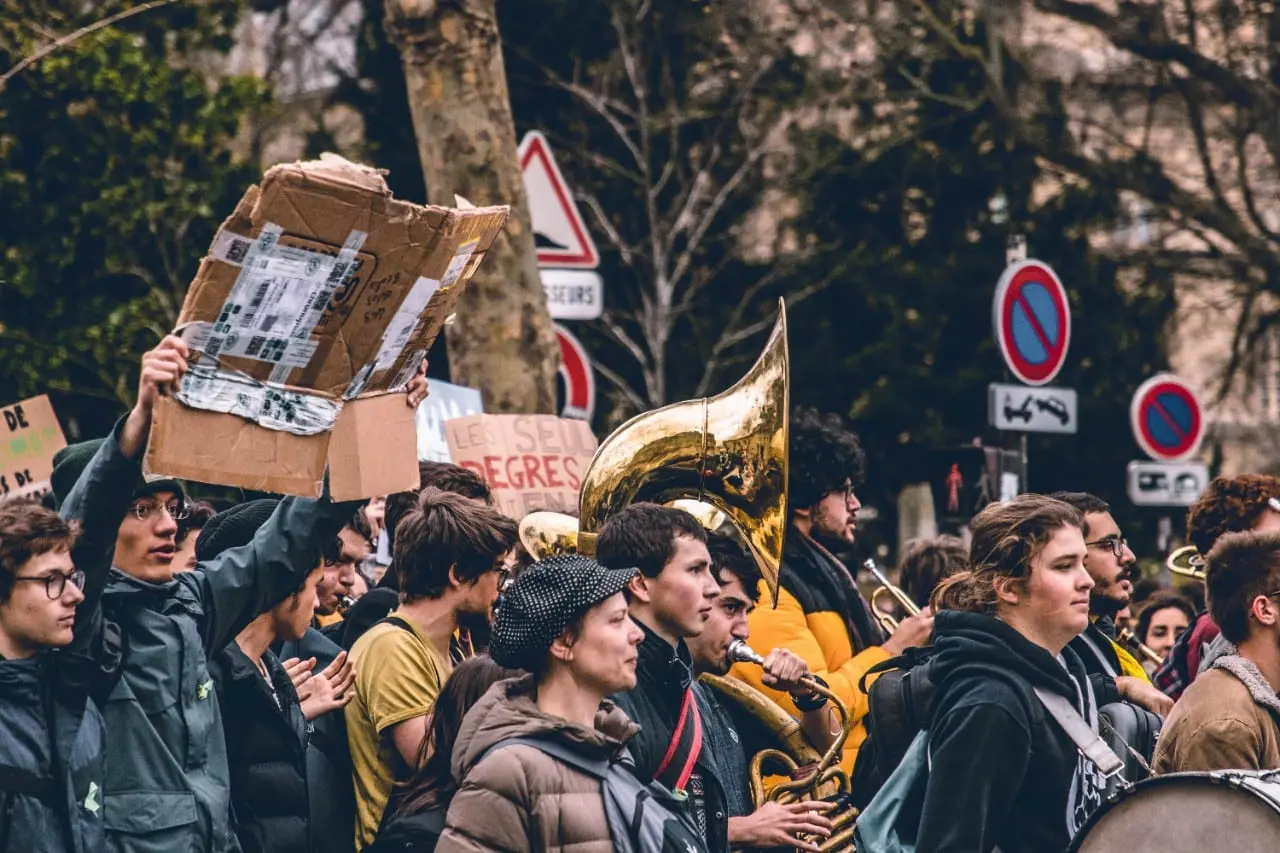 Prancūzijoje protestai intensyvėja, o Izraelio premjeras jau pasidavė