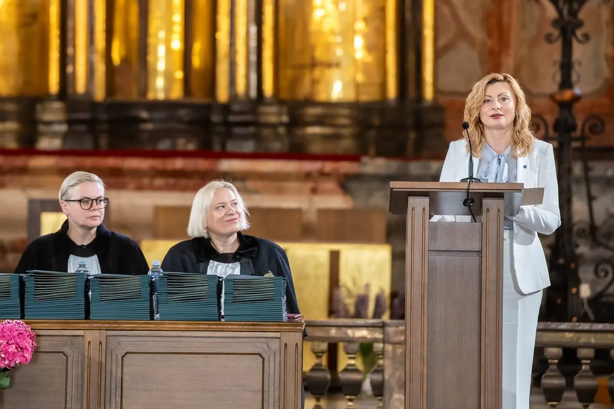 VU Teisės fakulteto absolventams – ministrės žinutė apie atsakomybę, reputaciją ir teisininko pašaukimą