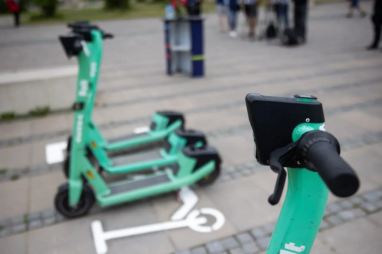 Vilniuje brangsta viešasis transportas, stovėjimo vietos ir net elektriniai paspirtukai