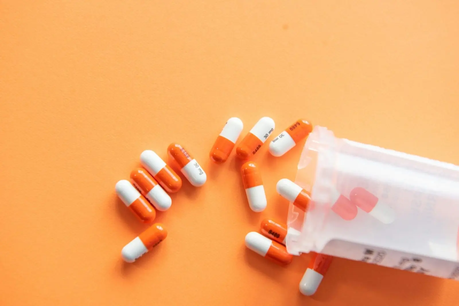 „Pfizer“ darė tyrimus su vaikais be tėvų žinios: davė jiems mirtinus antibiotikus