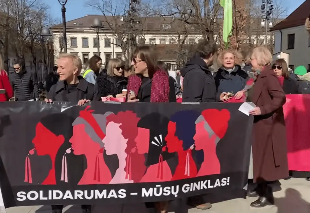 Moterų solidarumo eitynėse Vilniuje – ne tik šūkiai apie teises: nauja statistika nustebino