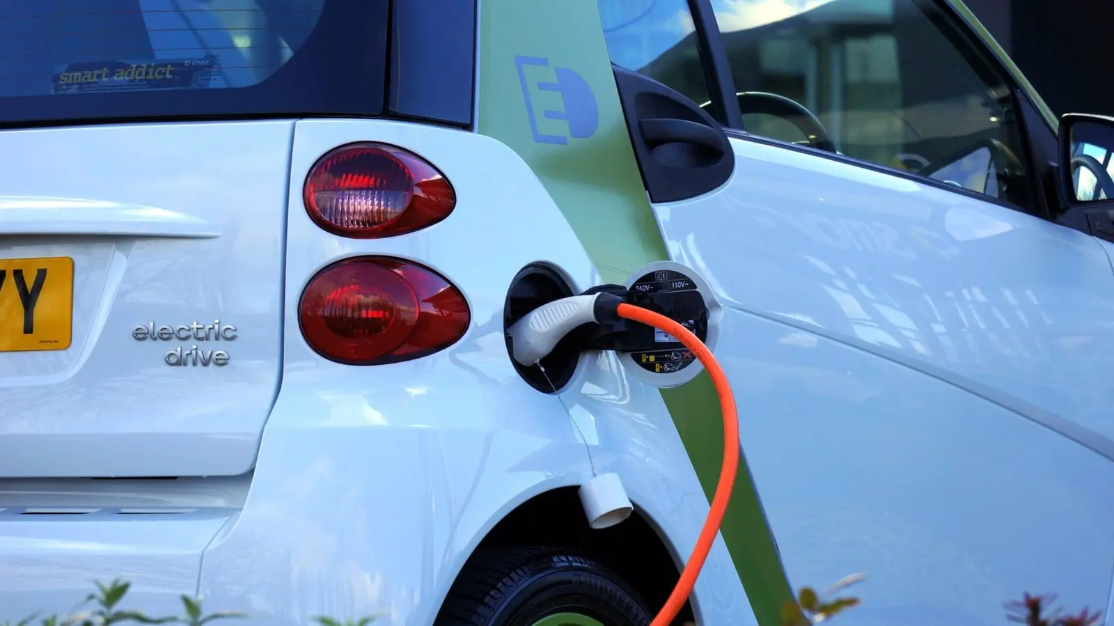 Energetikos krizė: Šveicarija svarsto uždrausti elektrines transporto priemones