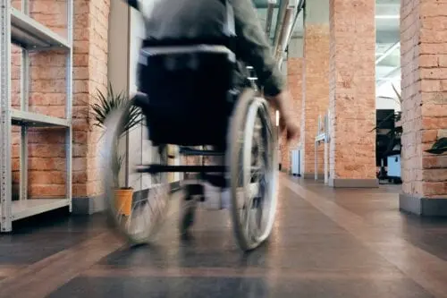 Pagalbą sunkios negalios žmonėms siūloma reglamentuoti specialiuoju įstatymu