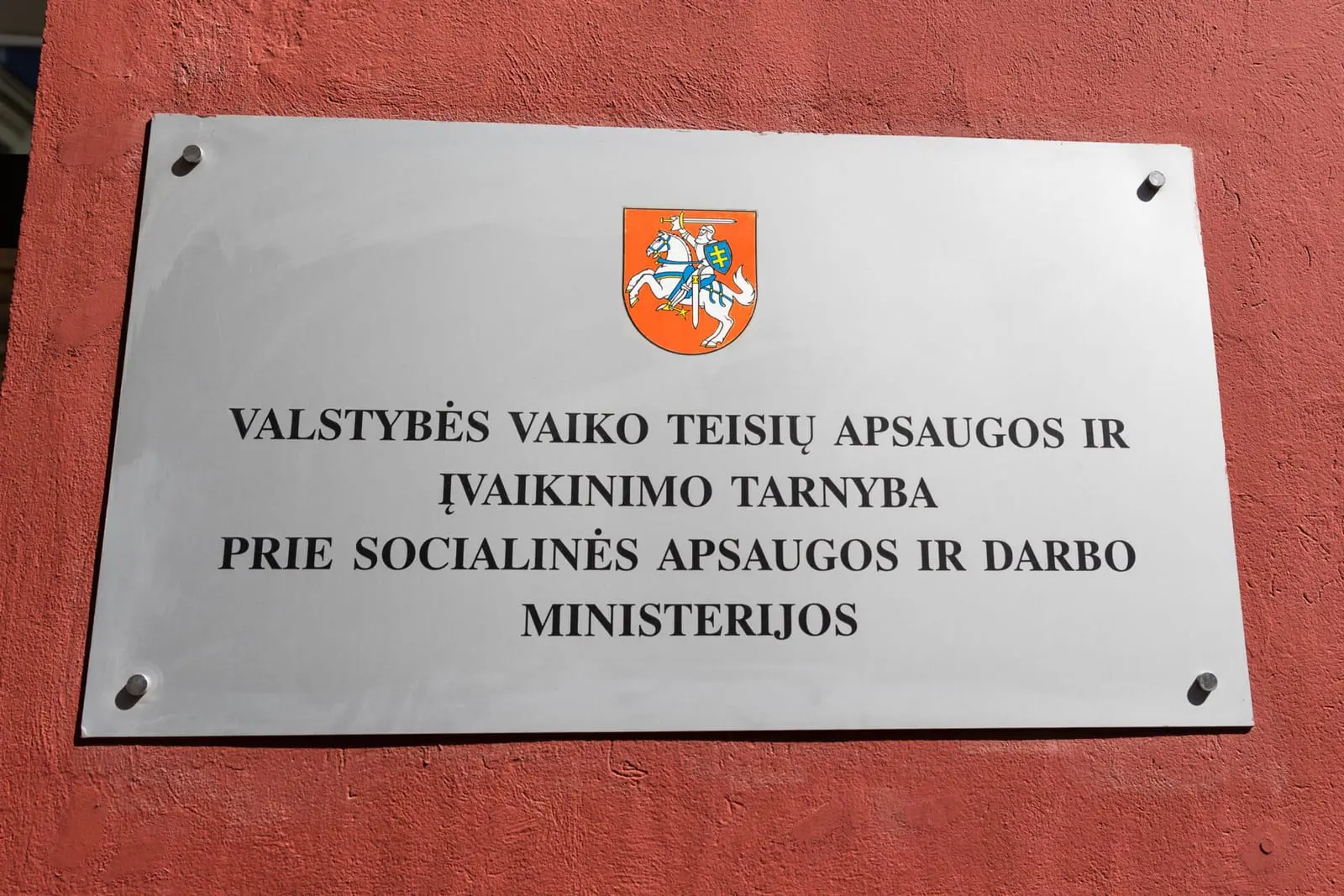 Vaiko teisių drama Suvalkijoje: paauglė neperstojamai skundžia savo tėvus, tarnybos bejėgės