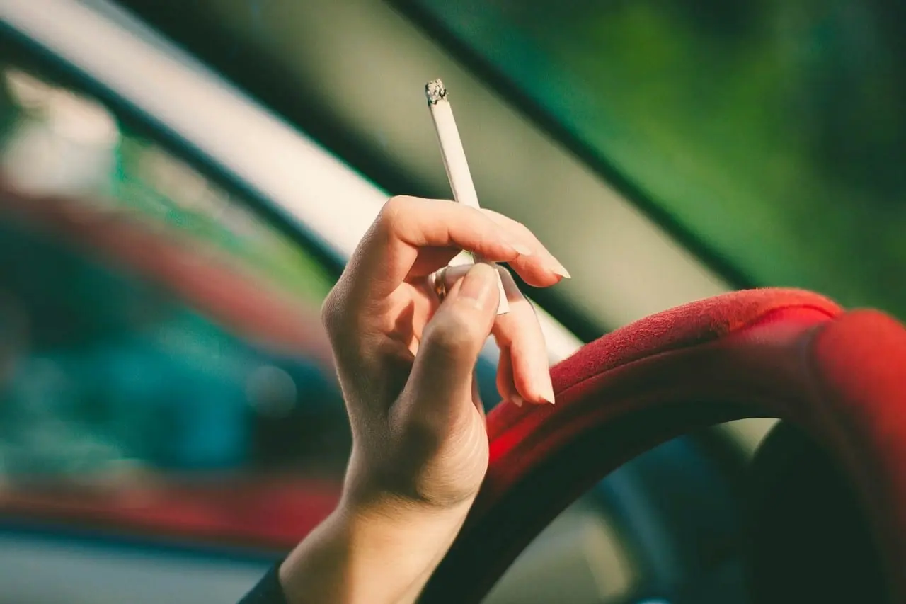Rūkote privačiame sklype? Galite pažeisti kaimynų teises