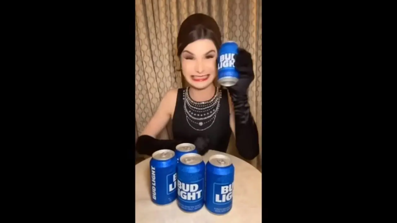 Ideologijos kaina: po translyčio D. Mulvani reklamos „Bud Light“ jau prarado 18 milijardų dolerių
