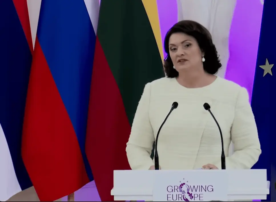 Internautai ir vėl leipo iš D. Nausėdienės kalbos: kas ruošia tuos „rašinėlius“?