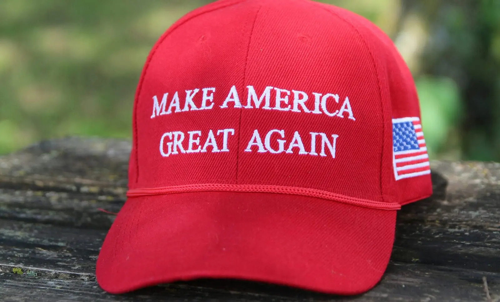 Smurtas dėl Trumpo atributikos Briuselyje: „MAGA“ kepurę dėvėjęs jaunuolis atsidūrė ligoninėje