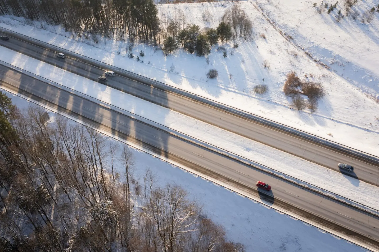 „Via Lietuva“: pavojingiausios duobės šalinamos nedelsiant, ilgalaikis remontas prasidės atšilus