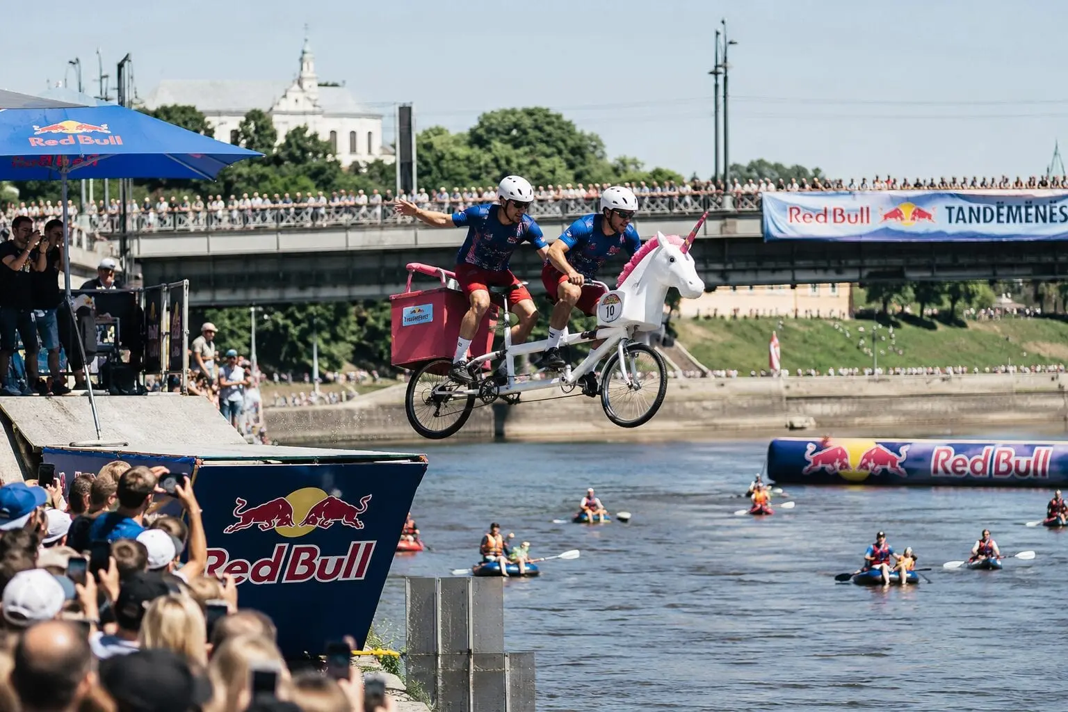 „Red Bull Tandemynės“ atskleidė programą: kas laukia žiūrovų prie sostinės Baltojo tilto?