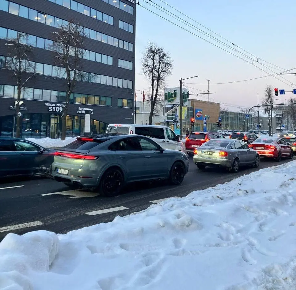 Vairuotojams – rimtas perspėjimas: sukčiai tyčia sukelia avarijas dėl draudimo išmokų