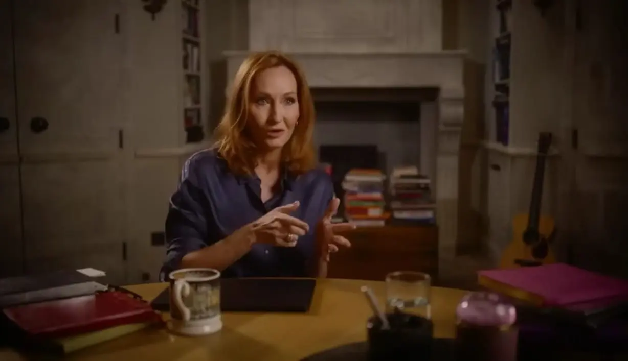 Hario Poterio kūrėja J. K. Rowling grįžta į ekranus – bendradarbiaus su „Warner Bros“