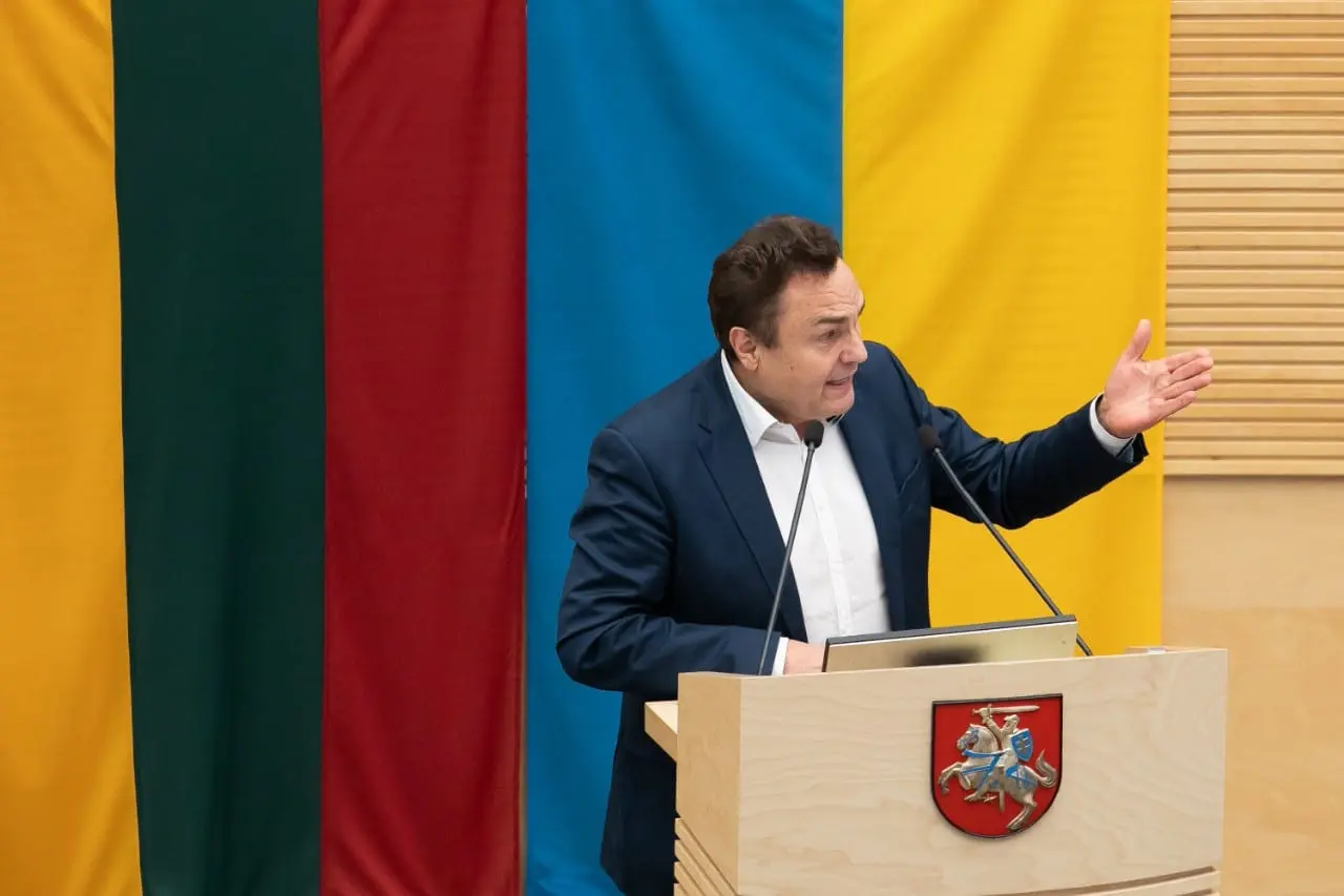 Konservatorių inicijuota apkalta opozicionieriui Petrui Gražuliui, su vadinamosios opozicijos pagalba, pavyko