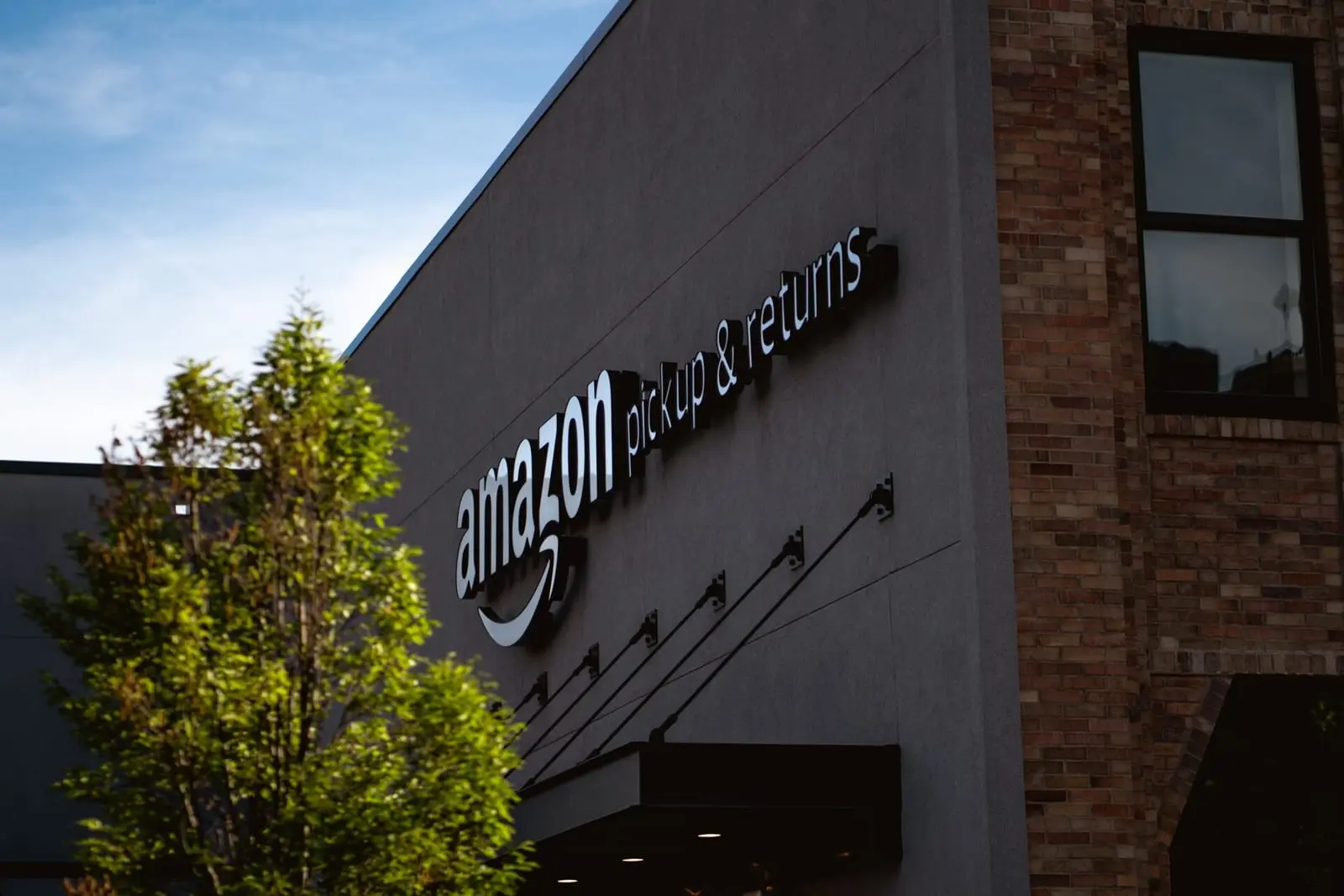 Milžiniški darbo krūviai ir menki atlyginimai – priežastys, dėl kurių šimtai „Amazon“ darbuotojų ryžtasi streikui
